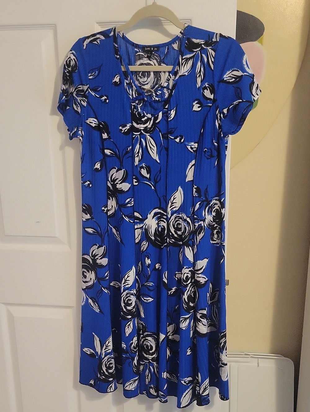 Sami & Jo SzLg Royal Blue Floral Short-Sleeve Dress cris cross pattern on chest